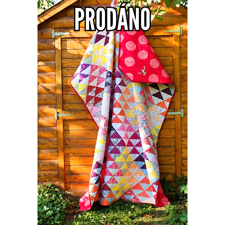 PRODÁNO- PATCHWORK DEKA - BAREVNÉ TROJÚHELNÍKY  - 1