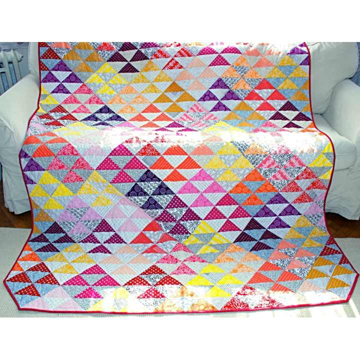 PRODÁNO- PATCHWORK DEKA - BAREVNÉ TROJÚHELNÍKY  - 2