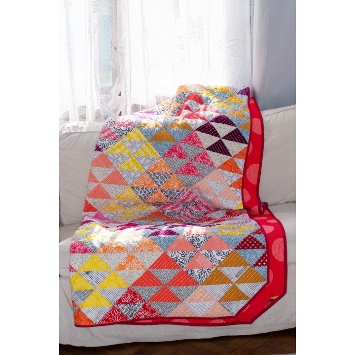 PRODÁNO- PATCHWORK DEKA - BAREVNÉ TROJÚHELNÍKY  - 3