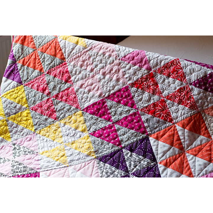 PRODÁNO- PATCHWORK DEKA - BAREVNÉ TROJÚHELNÍKY  - 5