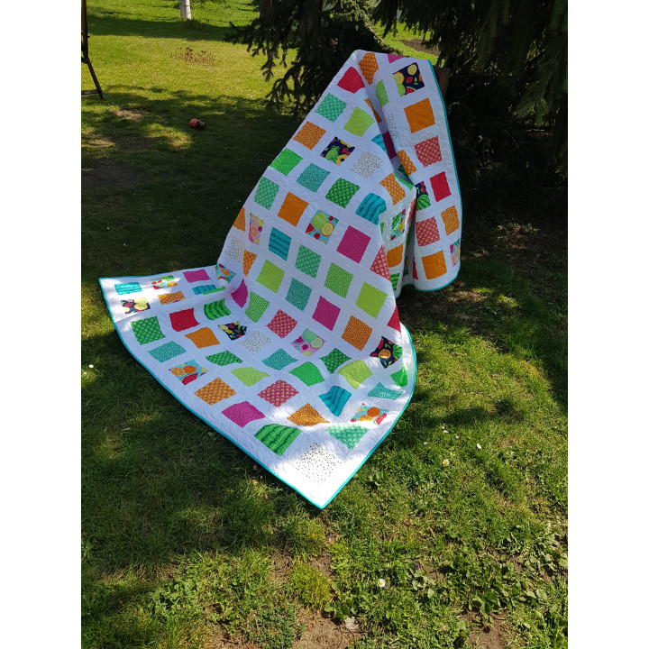 PATCHWORK DEKA V MODERNÍM STYLU-BAREVNÉ ČTVERCE